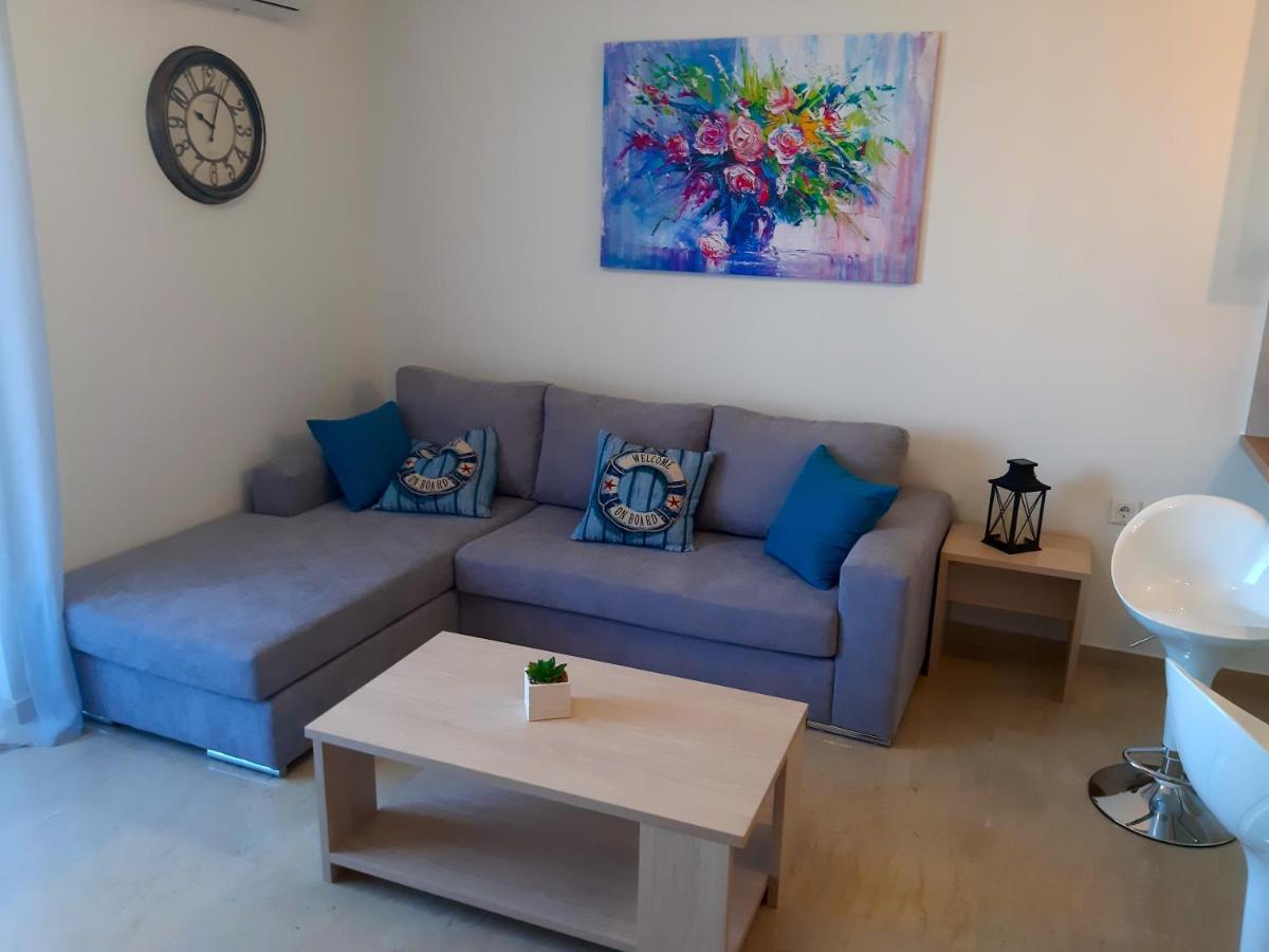 Central Apartment Near The Beach With Huge Private Terrace Loutráki Eksteriør billede