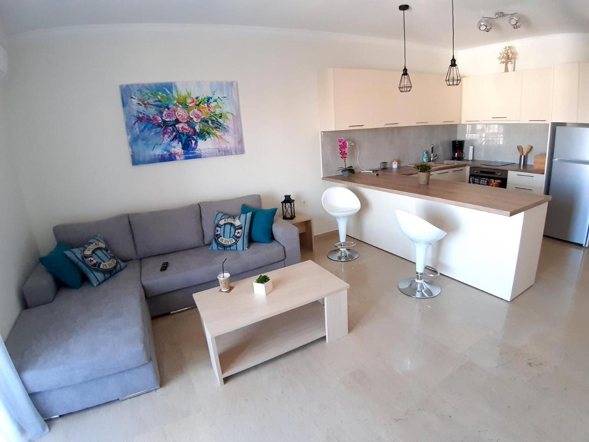 Central Apartment Near The Beach With Huge Private Terrace Loutráki Eksteriør billede