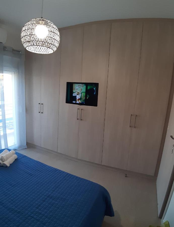 Central Apartment Near The Beach With Huge Private Terrace Loutráki Eksteriør billede