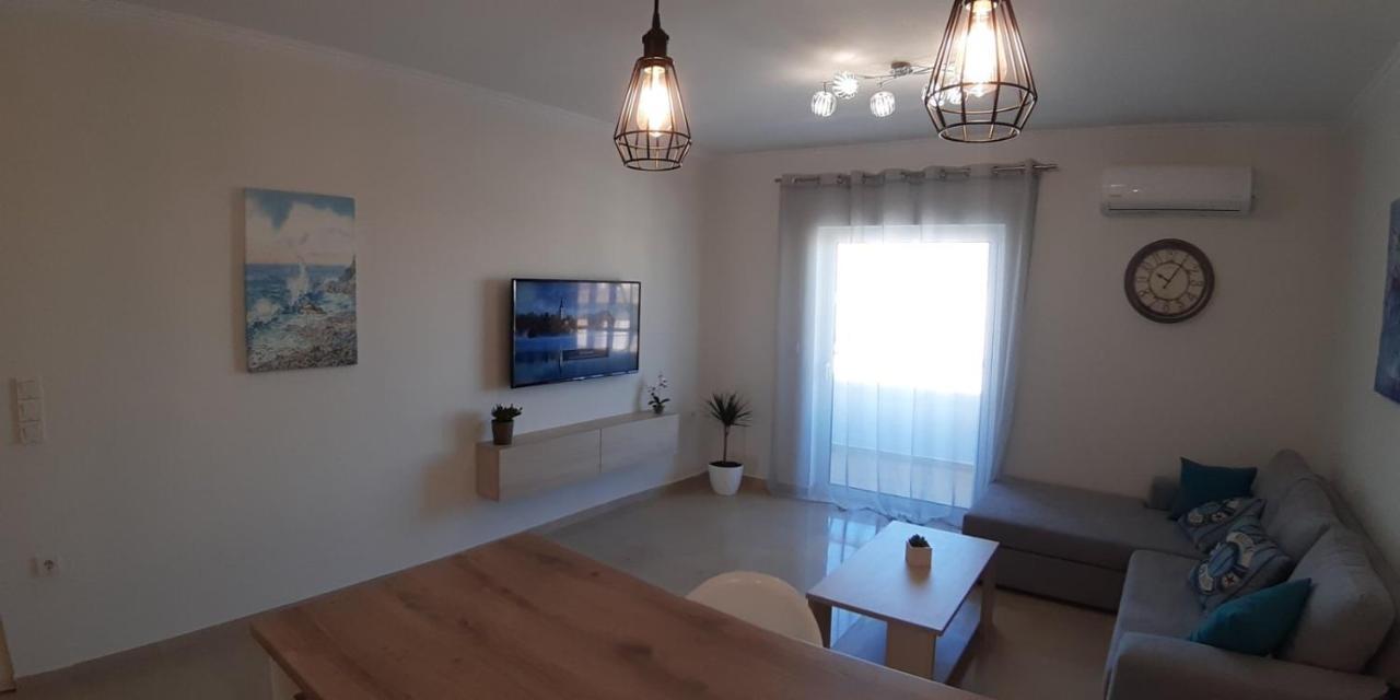 Central Apartment Near The Beach With Huge Private Terrace Loutráki Eksteriør billede