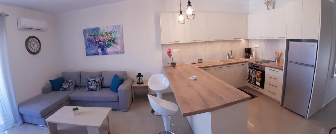 Central Apartment Near The Beach With Huge Private Terrace Loutráki Eksteriør billede