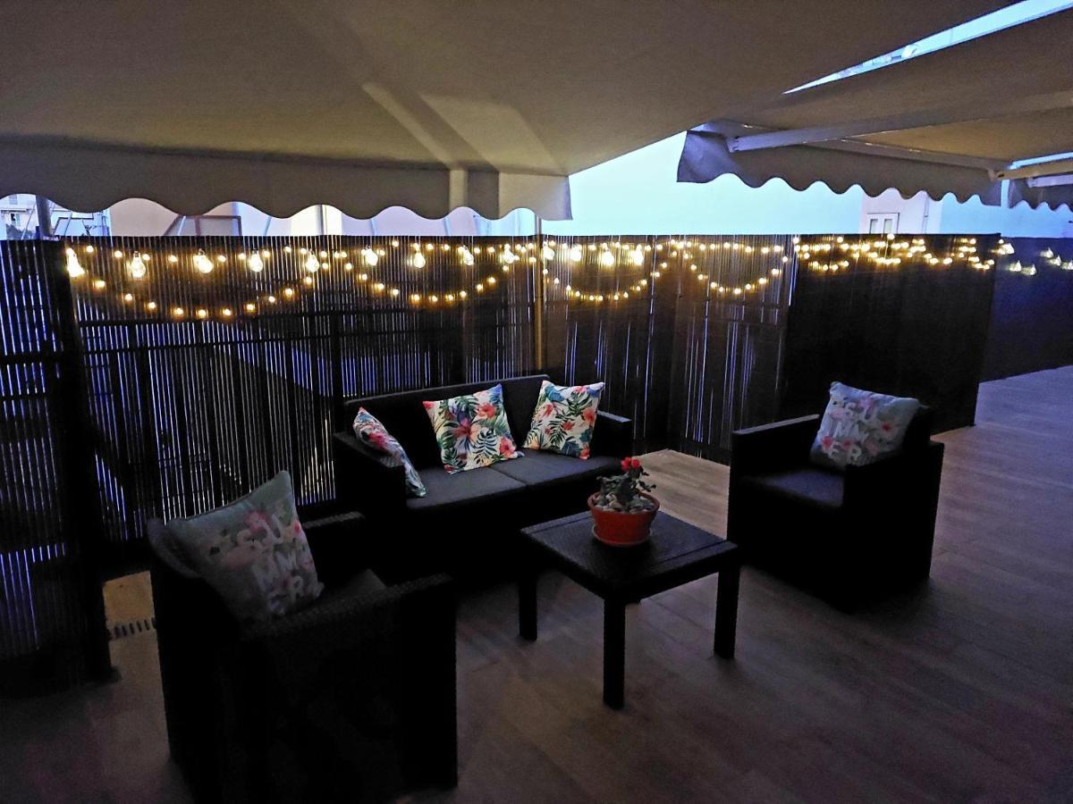 Central Apartment Near The Beach With Huge Private Terrace Loutráki Eksteriør billede